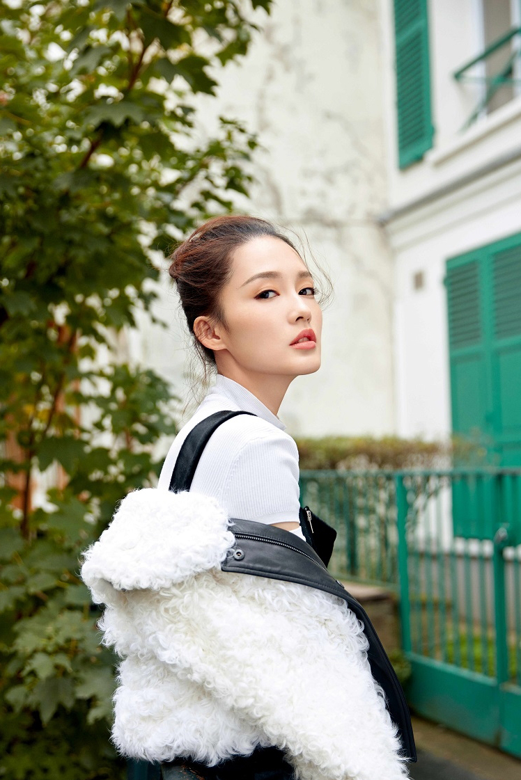 李沁最新性感街拍香肩微露写真图片图片