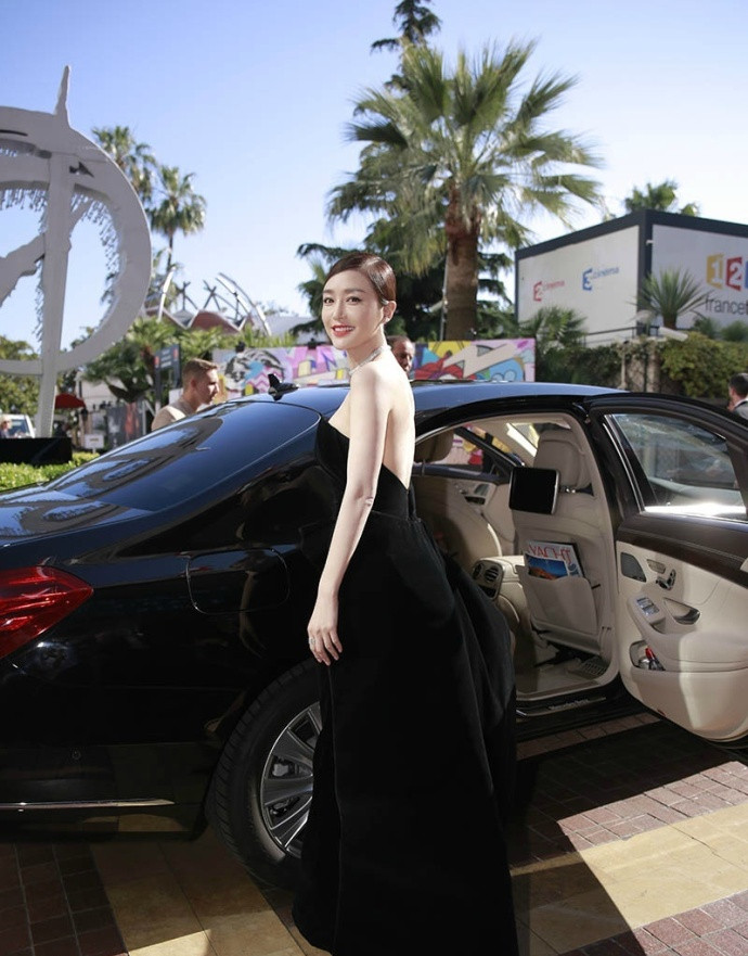 秦岚异国风情写真图片 性感红唇成熟妩媚图片