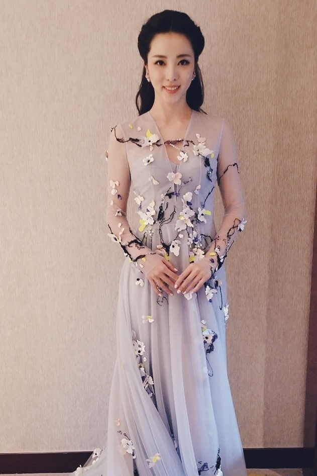 李思思薄纱长裙气质优雅写真图片图片