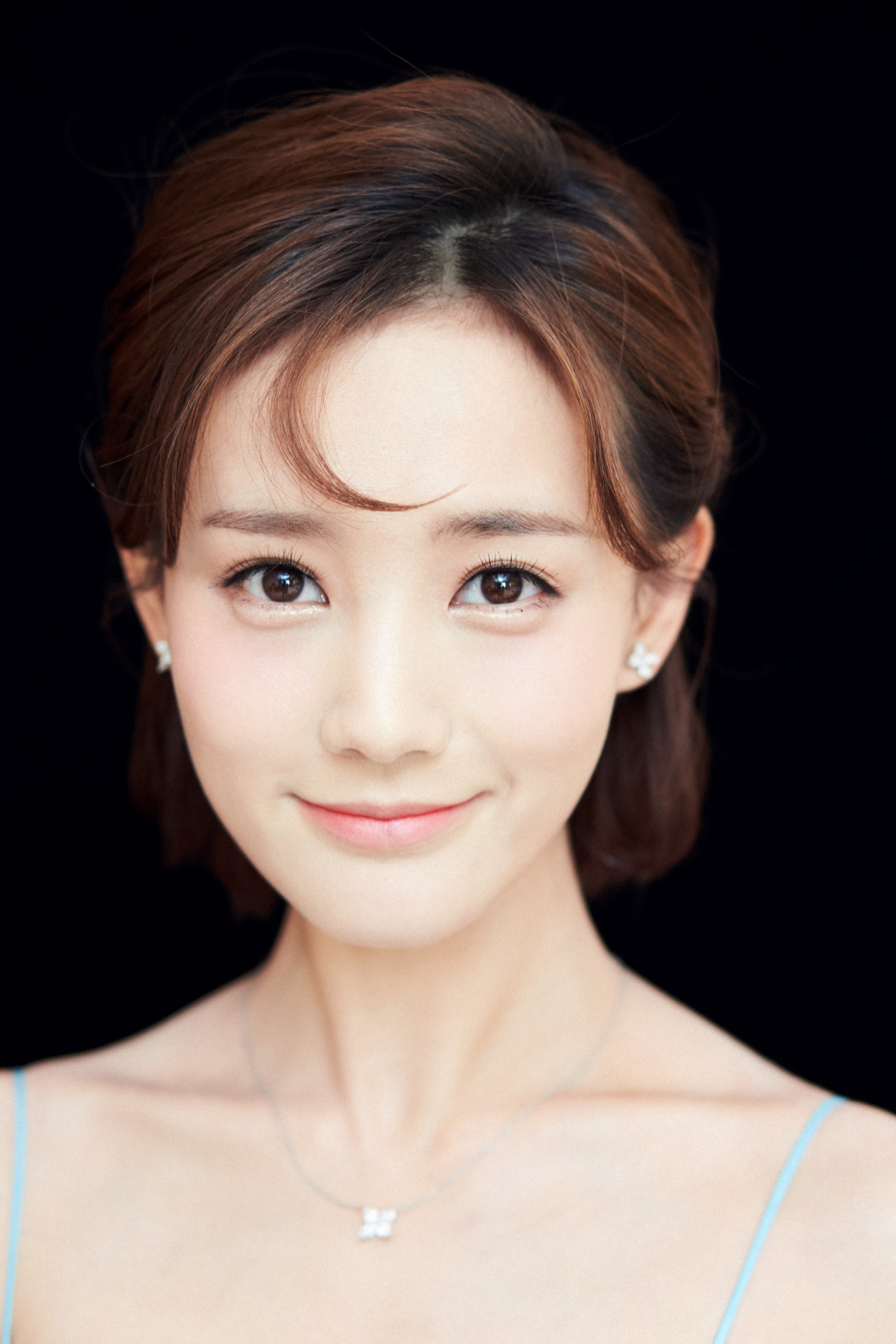 高清中国内地山东济南女演员李一桐Q清纯小公主白裙明星美女写真图片图片