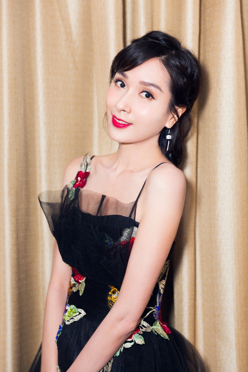 华语影视上海女演员杨恭如香车美女沙漠写真图片图片