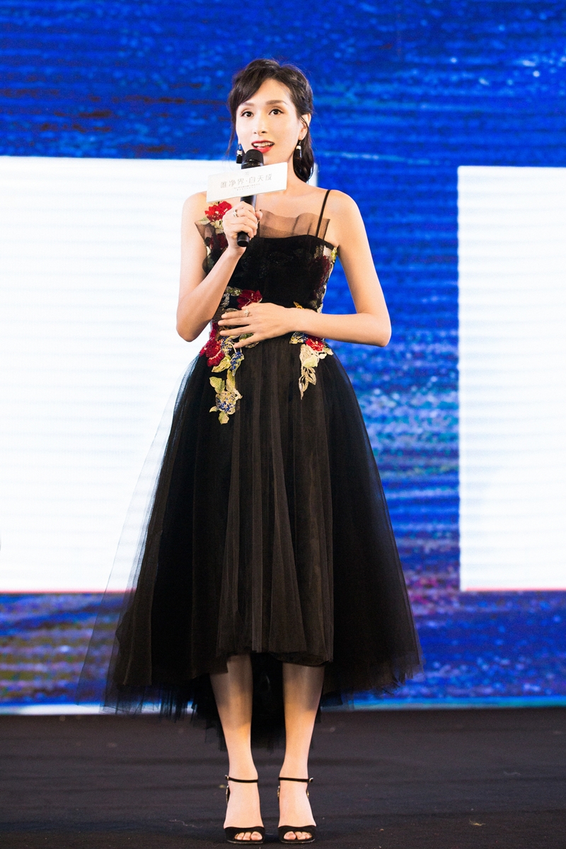 华语影视上海女演员杨恭如香车美女沙漠写真图片图片