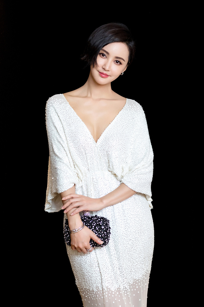 高清中国内地四川女演员二姐张歆艺性感诱惑泳池上演湿身大片图片