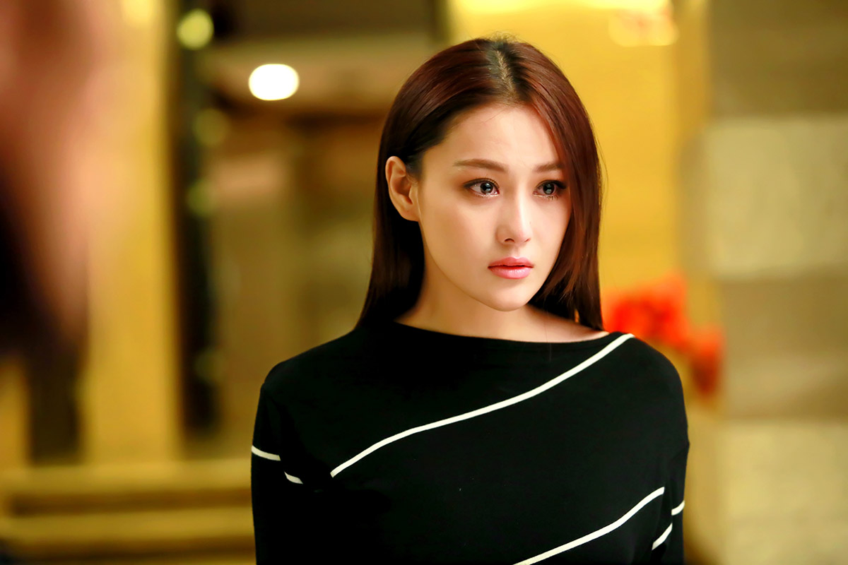 张馨予全新时尚大片写真  烈焰红唇妖艳动人图片