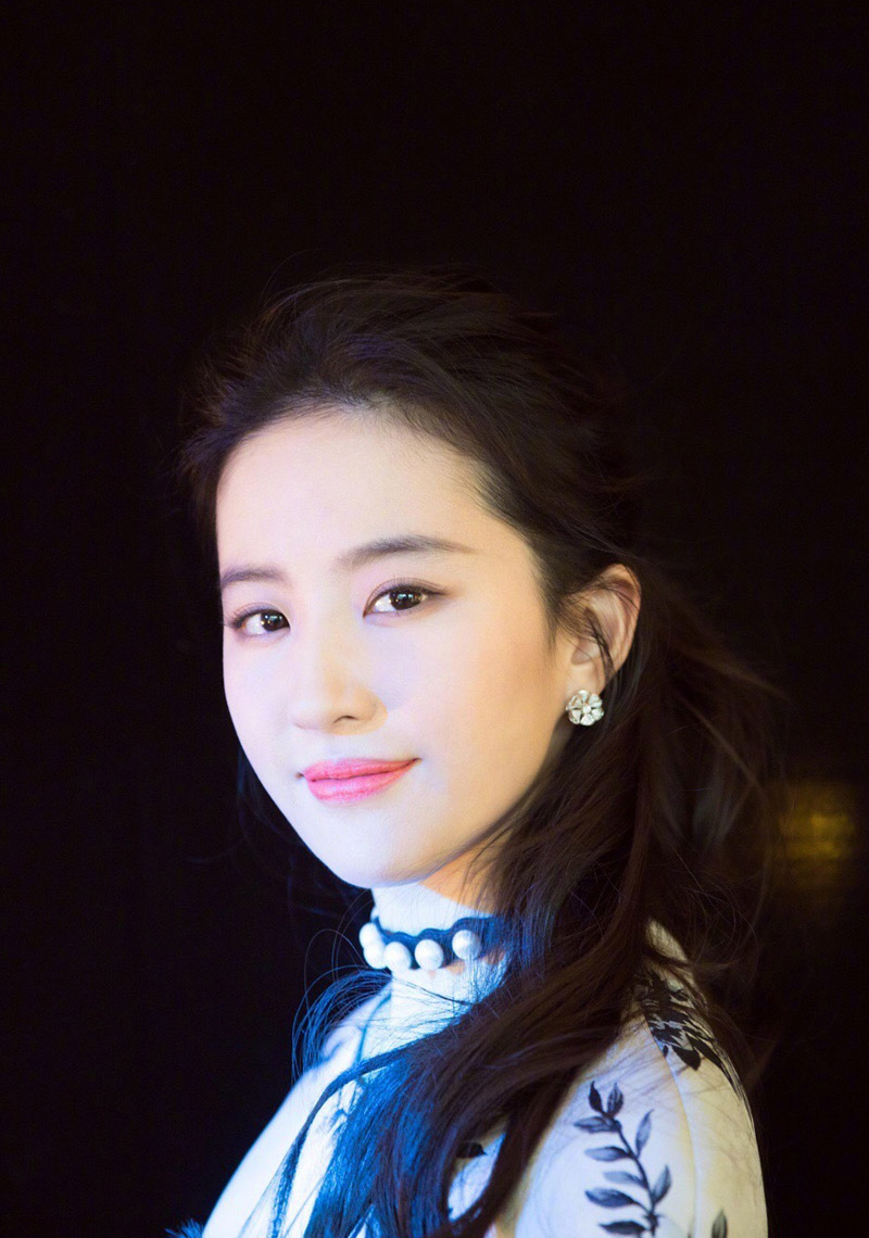 主持人李湘写真图片：清新淡雅宛若仙子图片