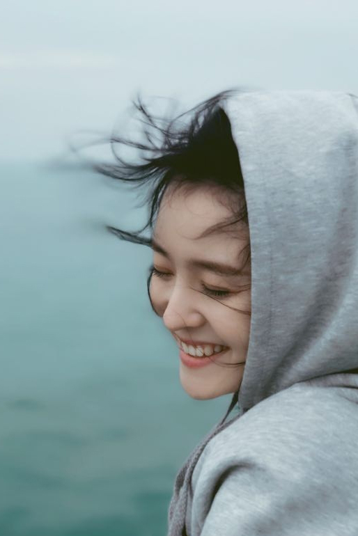 中国内地黑龙江女演员王佳宇简约文青范海边写真图片图片
