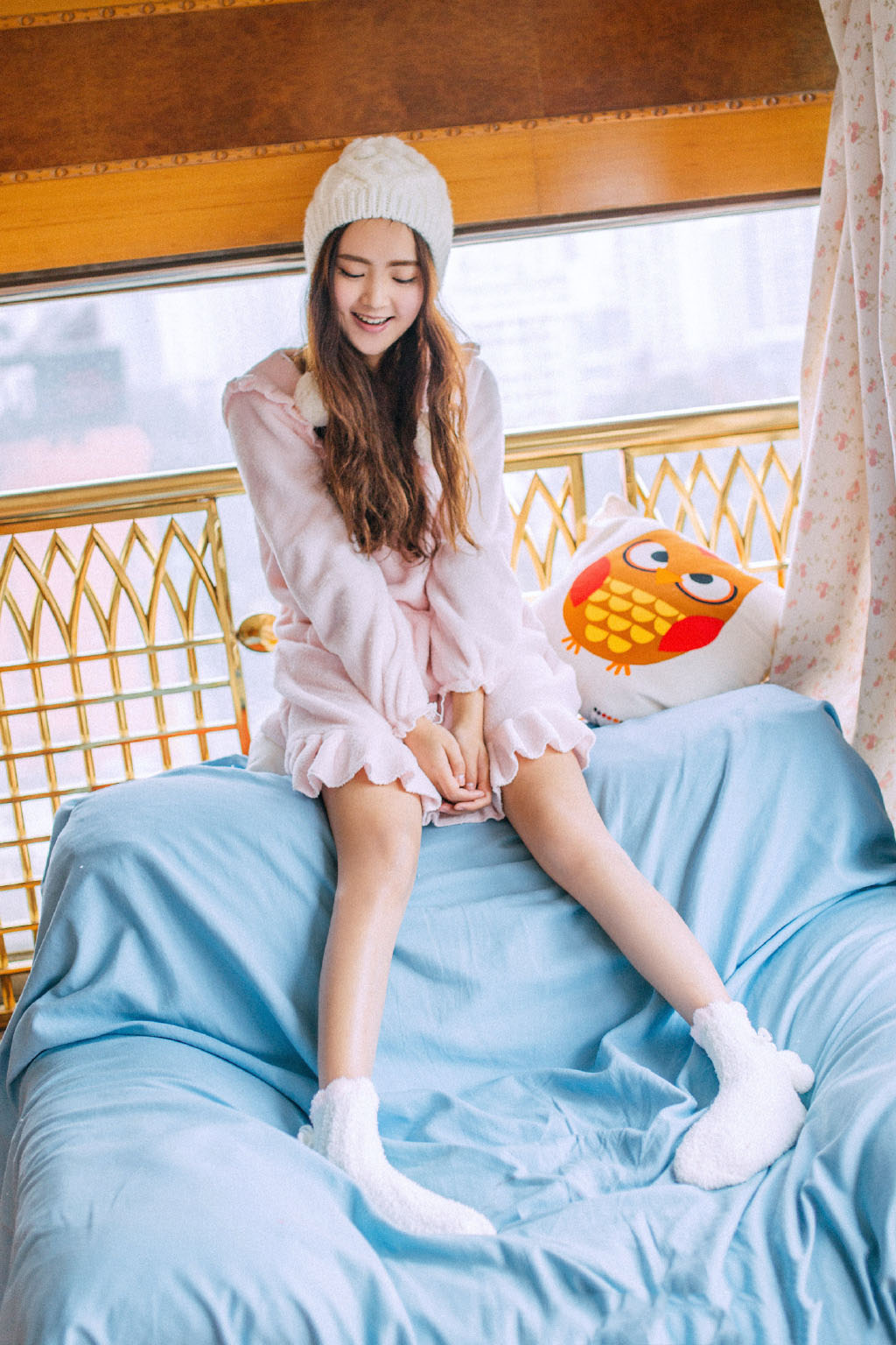 蓝色睡裙美女床上黑丝美腿诱人写真图片