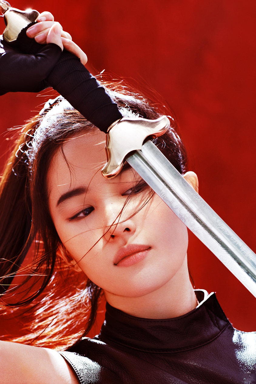 刘亦菲持剑化身侠女英气写真图片图片 刘亦菲持剑化身侠女英气写真图片图片