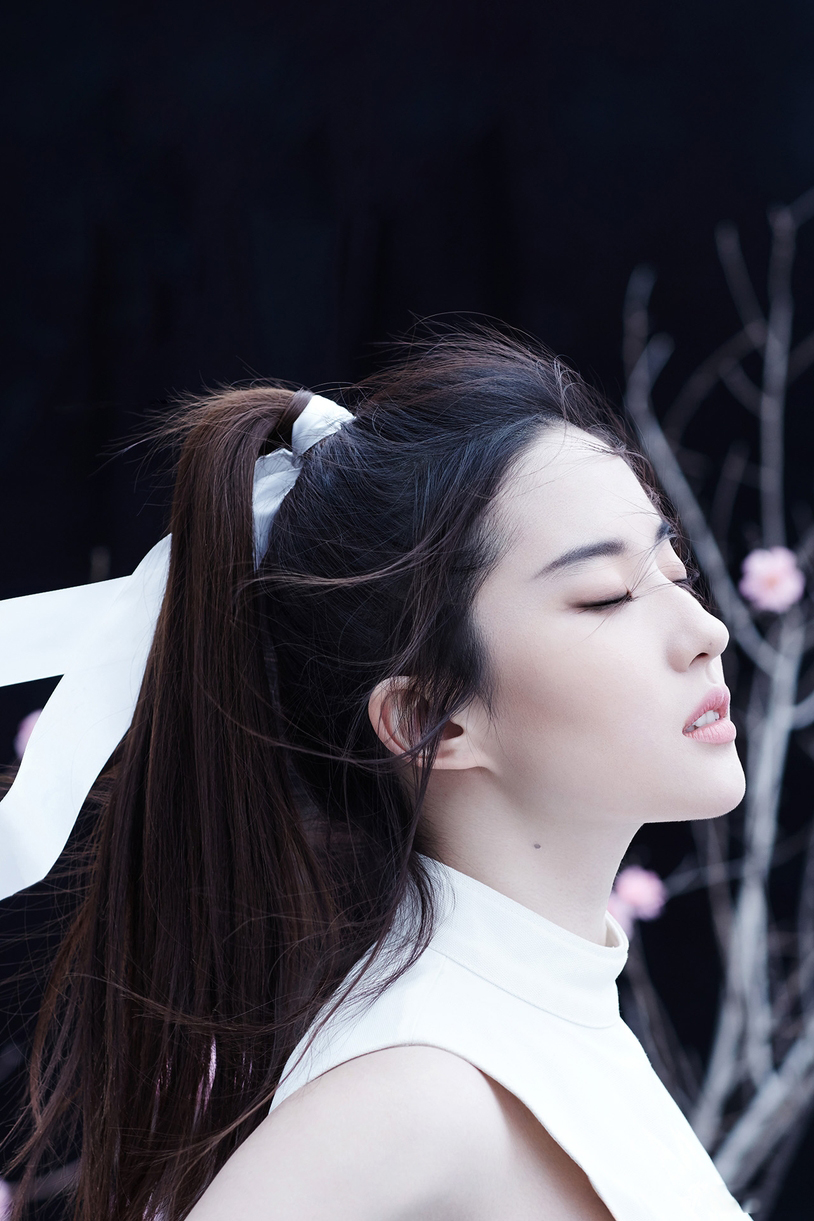 刘亦菲持剑化身侠女英气写真图片图片 刘亦菲持剑化身侠女英气写真图片图片