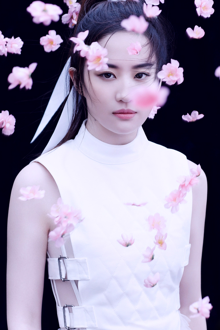 刘亦菲持剑化身侠女英气写真图片图片 刘亦菲持剑化身侠女英气写真图片图片