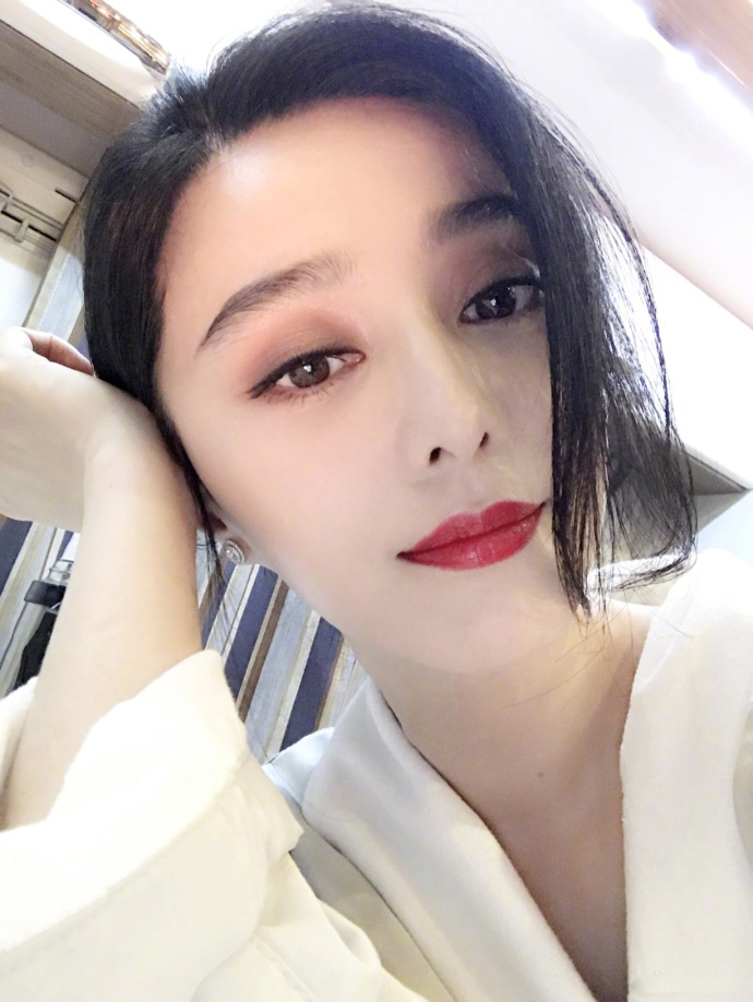 范冰冰深夜睡袍自拍红唇性感写真图片图片