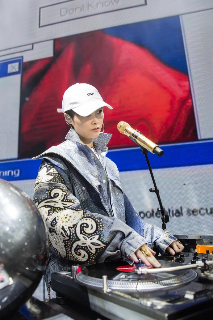 戚薇粉色半穿西装甜酷图片图片