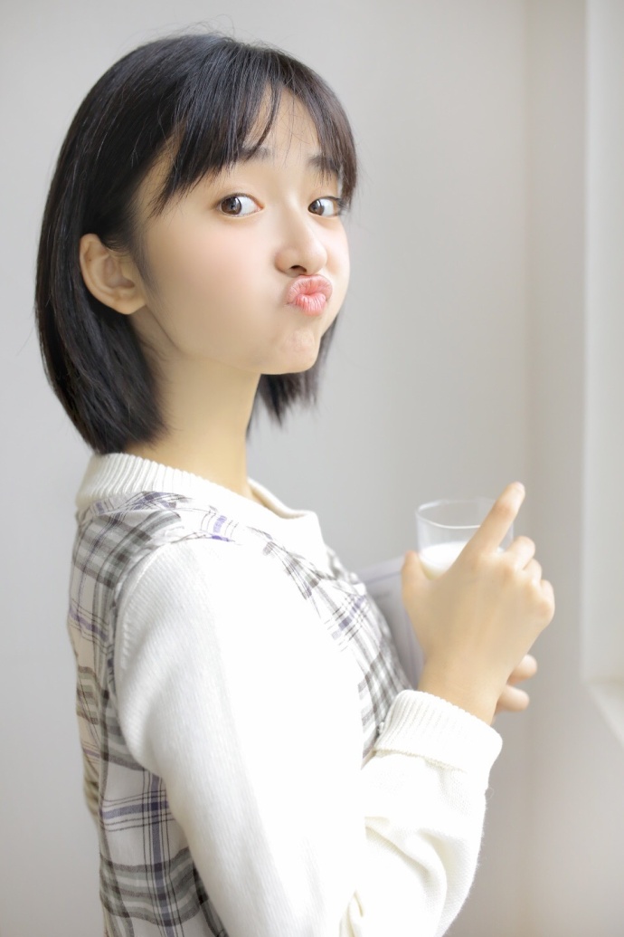 高清美女沈月冬日雪地唯美写真图片图片