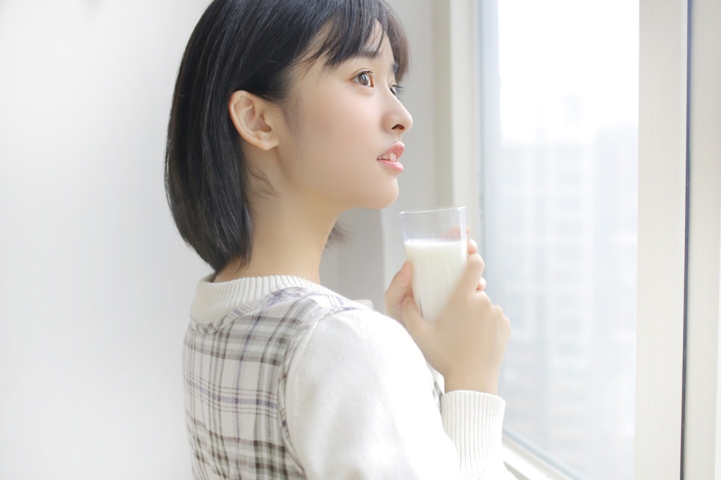 高清美女沈月冬日雪地唯美写真图片图片