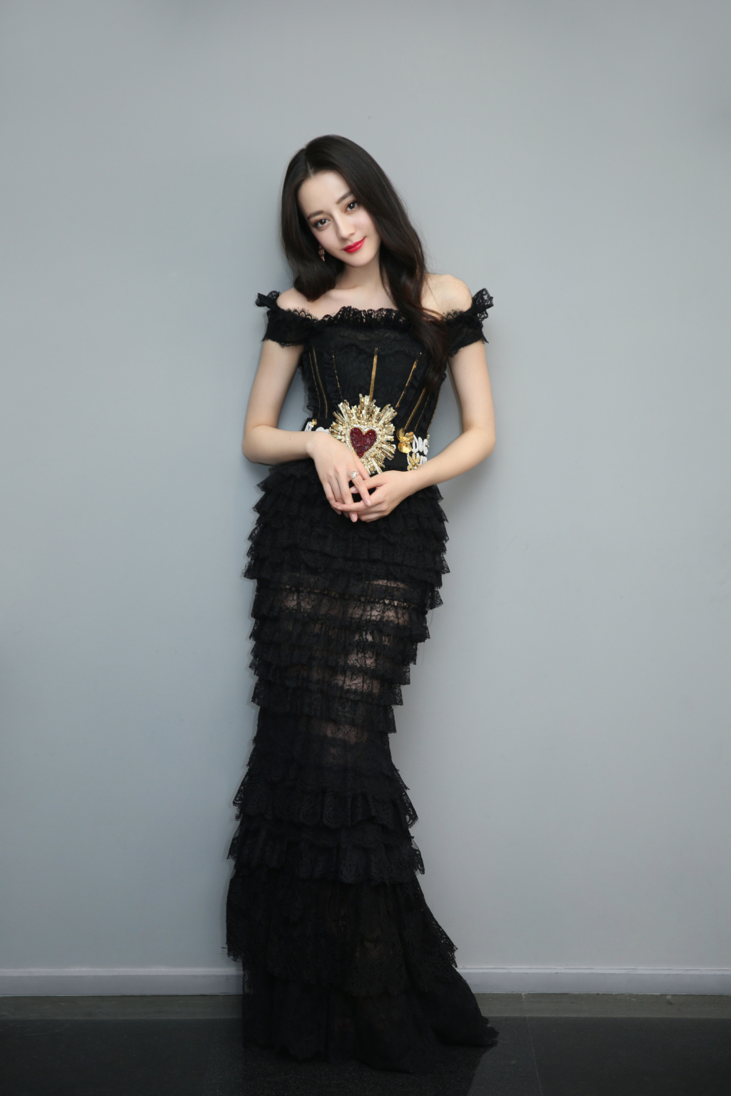 新疆乌鲁木齐美女演员迪丽热巴性感抹胸裙写真桌面壁纸图片