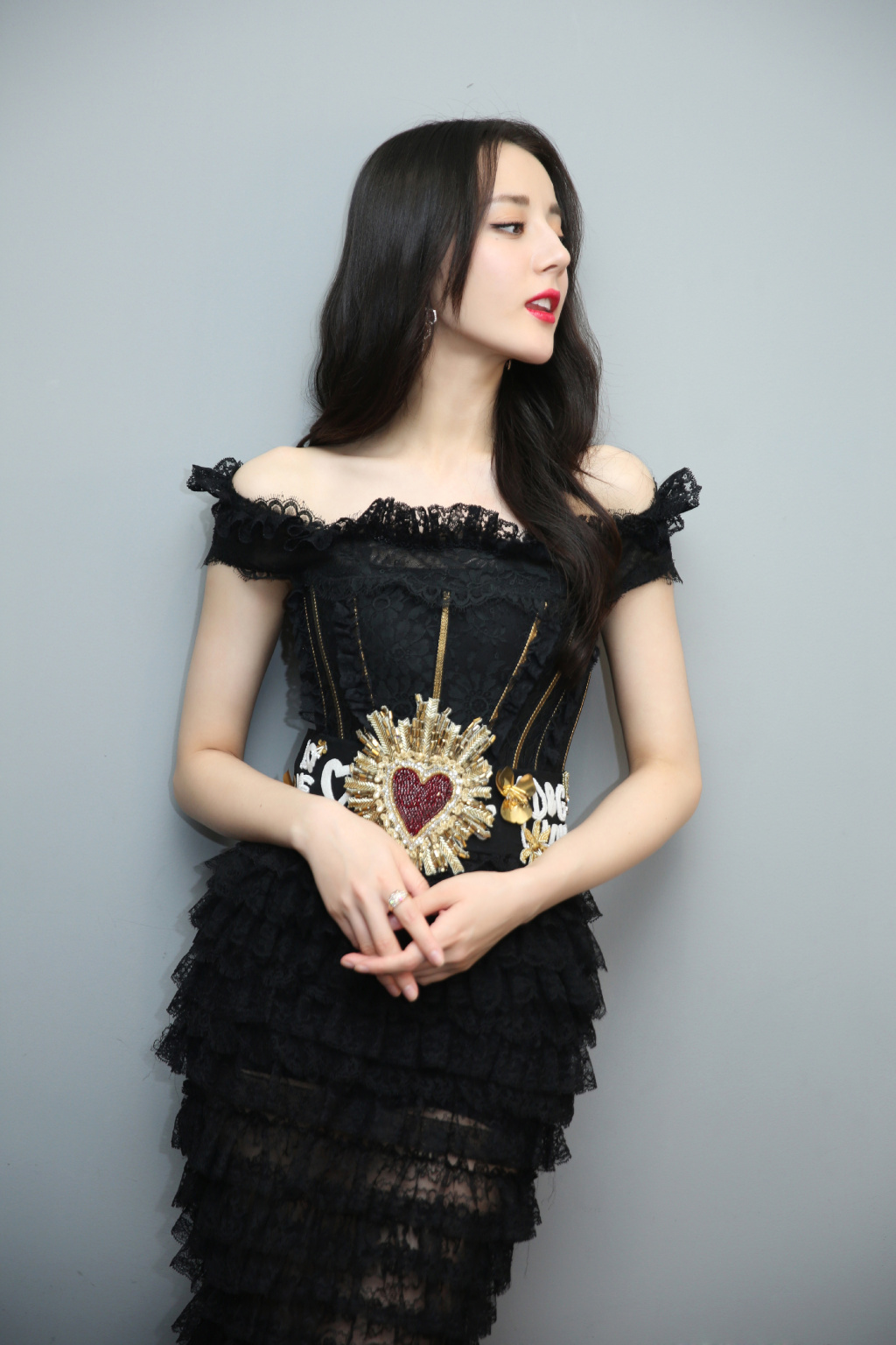 新疆乌鲁木齐美女演员迪丽热巴最新杂志写真图片图片