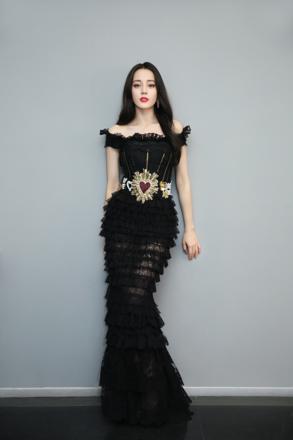 新疆乌鲁木齐美女演员迪丽热巴最新杂志写真图片图片