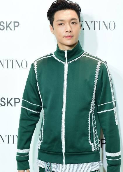 EXO张艺兴参演郭敬明电影《从天而降》杀青现场照图片