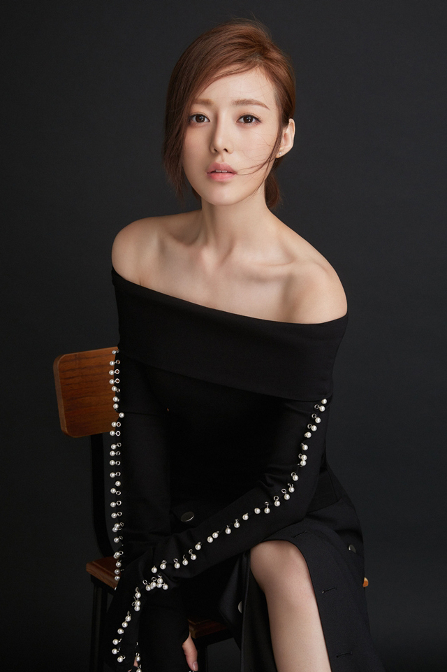 高清何美璇纯黑简洁秀香肩美艳动人写真图片图片