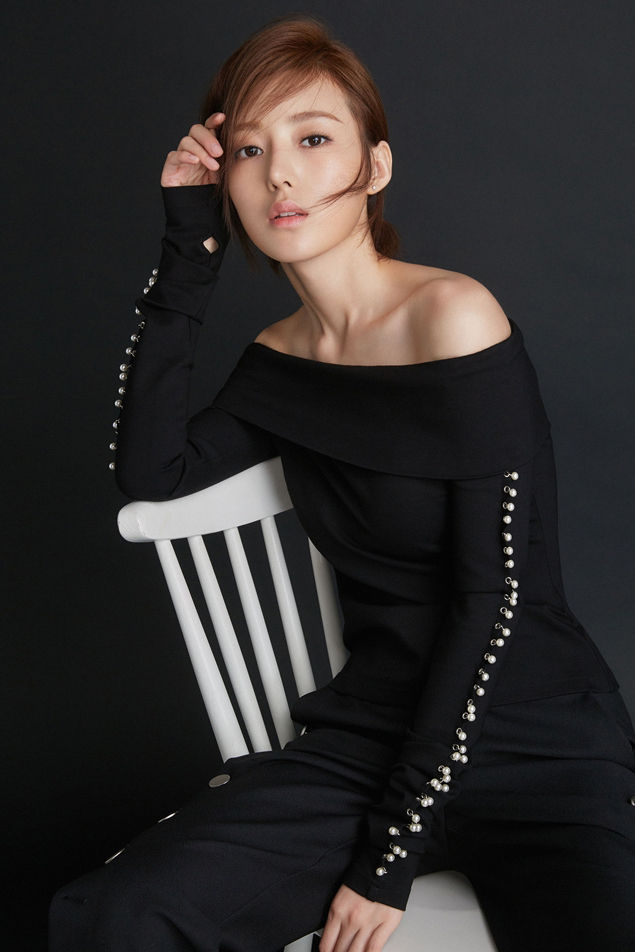 高清何美璇纯黑简洁秀香肩美艳动人写真图片图片