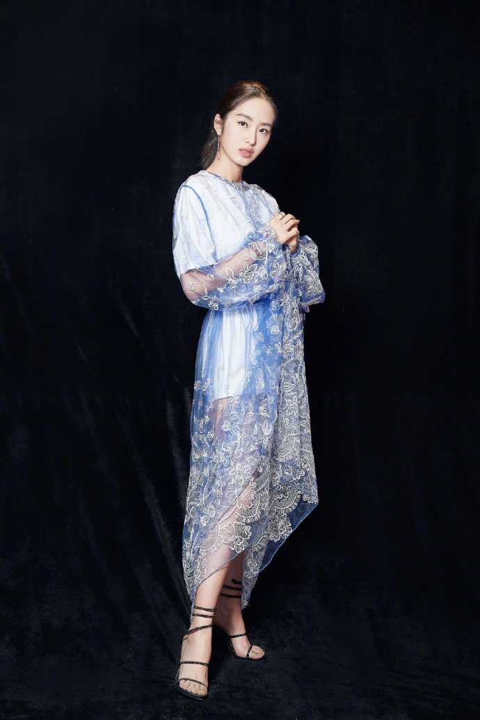 中国内地女演员、歌手、主持人杨采钰蕾丝透视裙性感写真图片图片