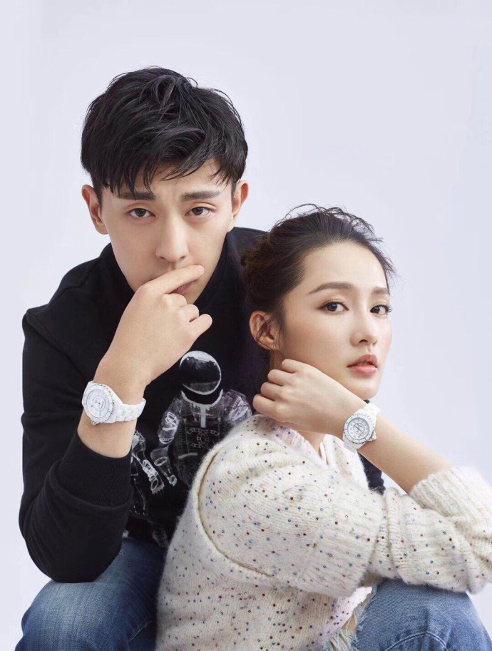 李沁机场毛衣短裙露美腿写真图片  清爽有型图片