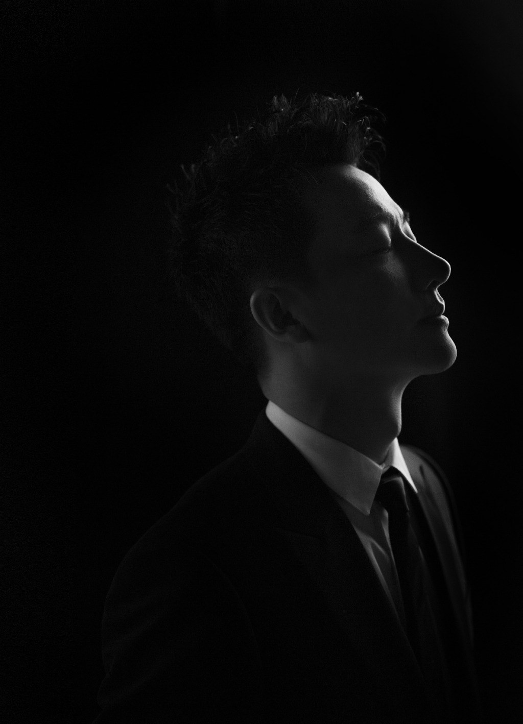 黄轩黑色西装绅士帅气写真图片图片
