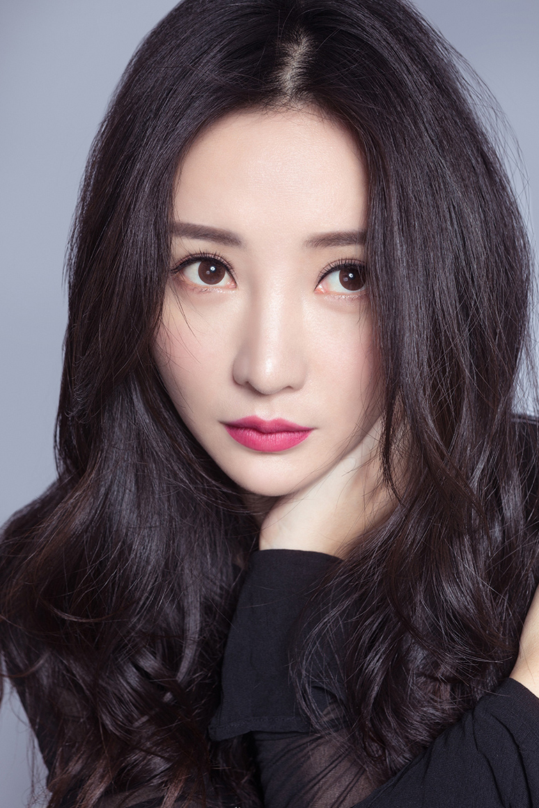 中国内地湖南衡阳女演员柳岩白色抹胸小秀香沟性感十足的图片图片