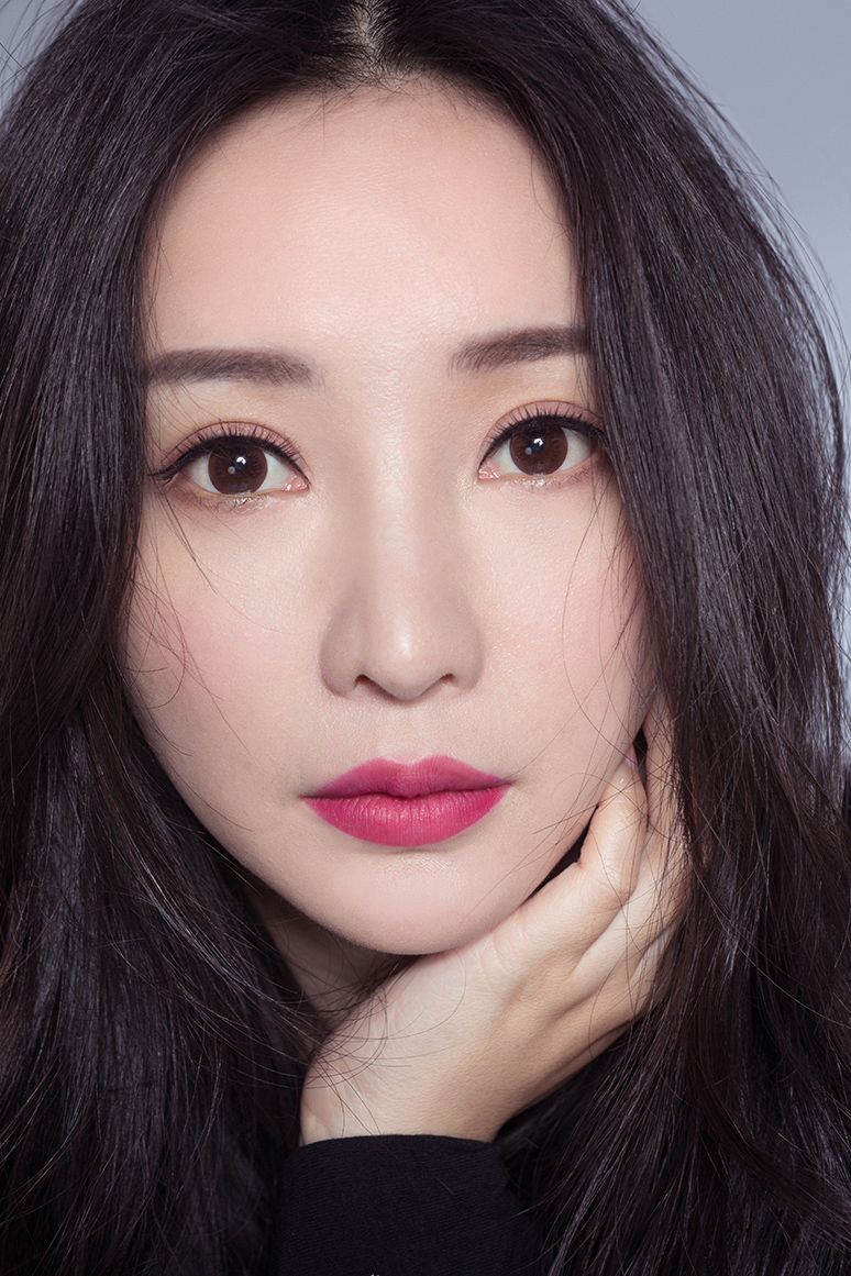 中国内地湖南衡阳女演员柳岩白色抹胸小秀香沟性感十足的图片图片
