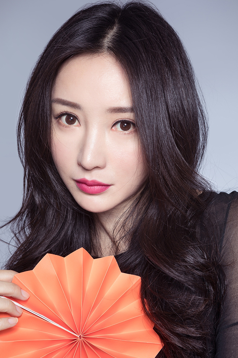 中国内地湖南衡阳女演员柳岩白色抹胸小秀香沟性感十足的图片图片
