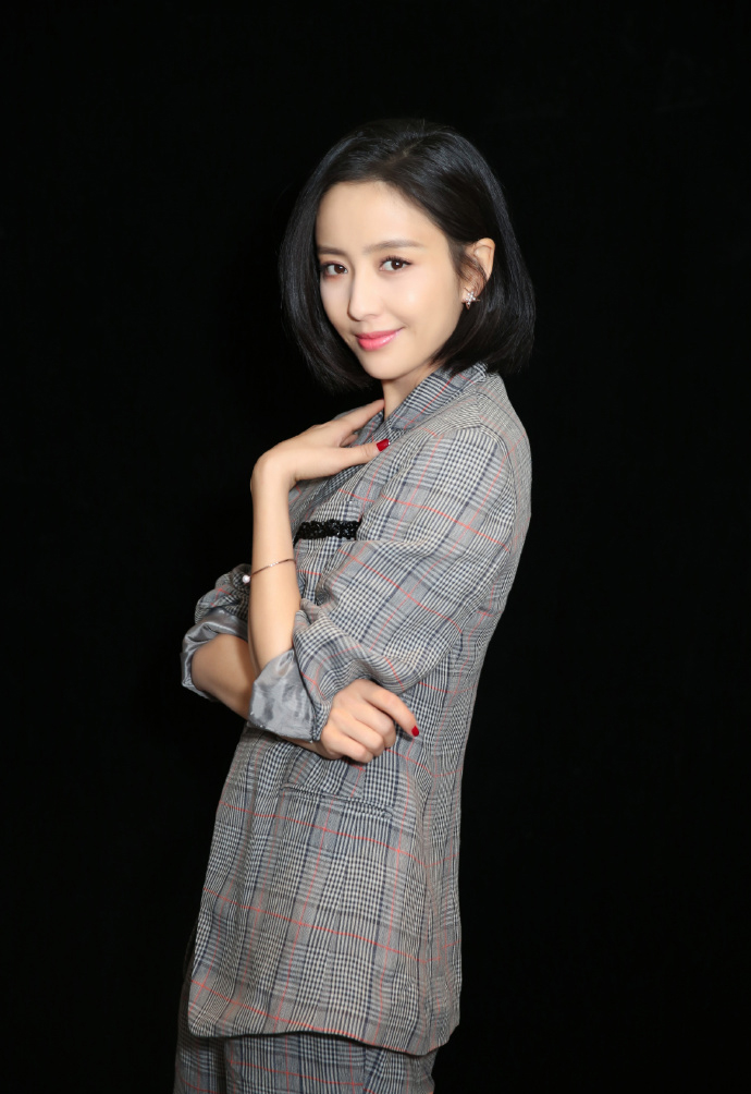 高清中国内地新疆伊犁影视女演员佟丽娅红色旗袍喜庆性感写真图片图片