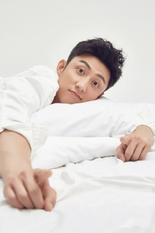 高清辽宁省丹东市男明显黄景瑜时尚杂志写真帅气图片图片