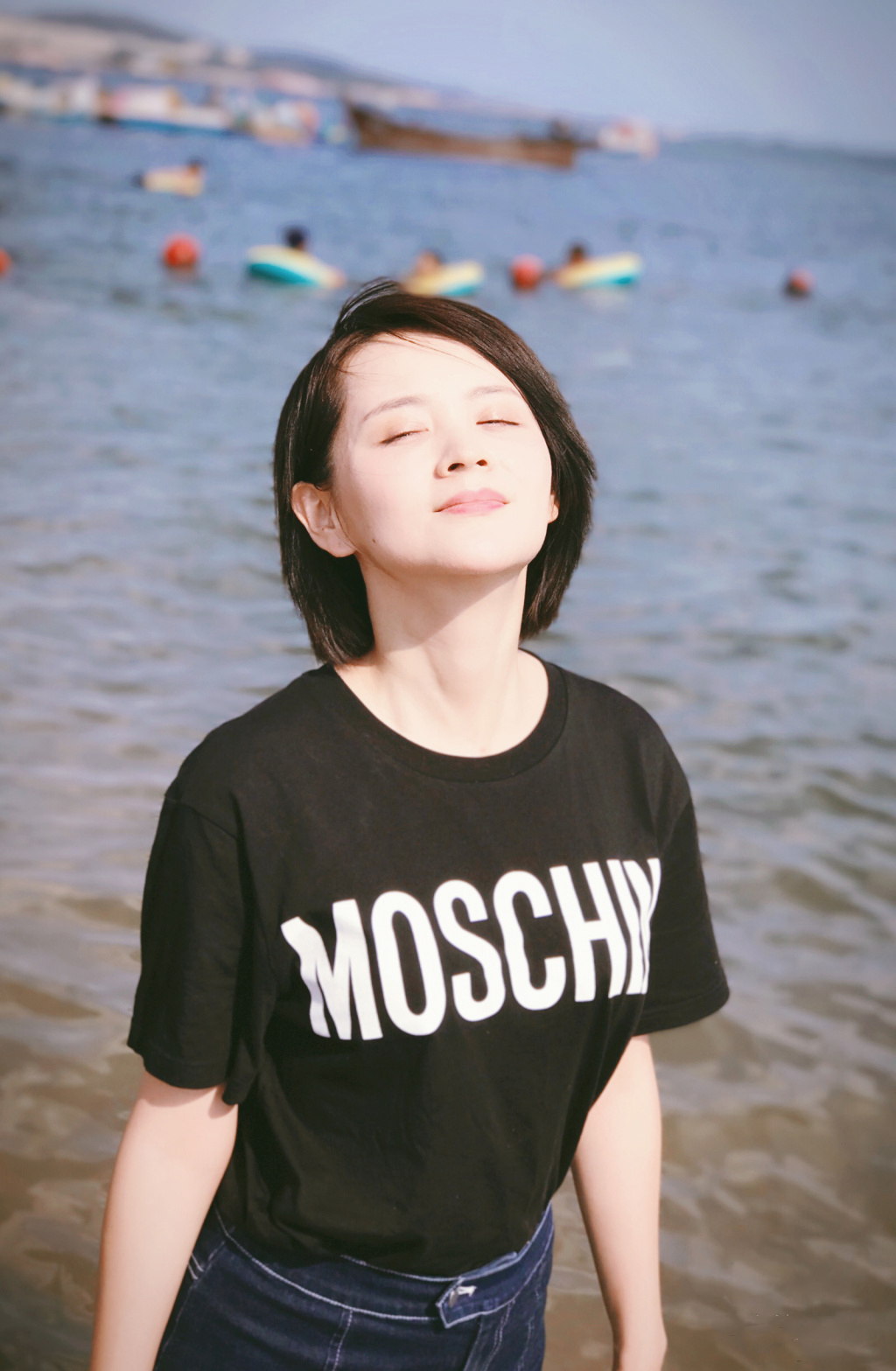 邓莎吊带白裙灵动俏皮写真图片  邓莎图片图片