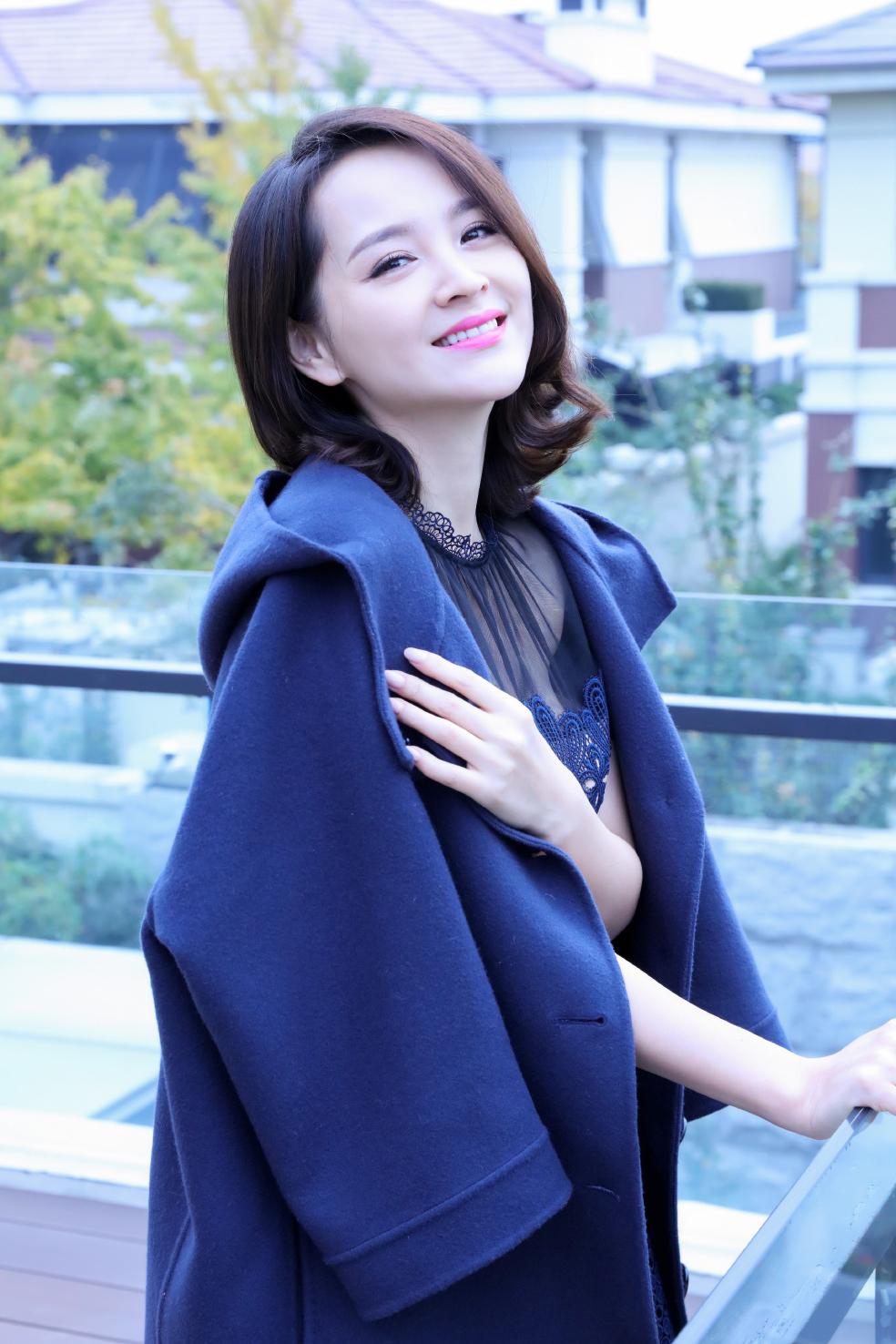邓莎吊带白裙灵动俏皮写真图片  邓莎图片图片