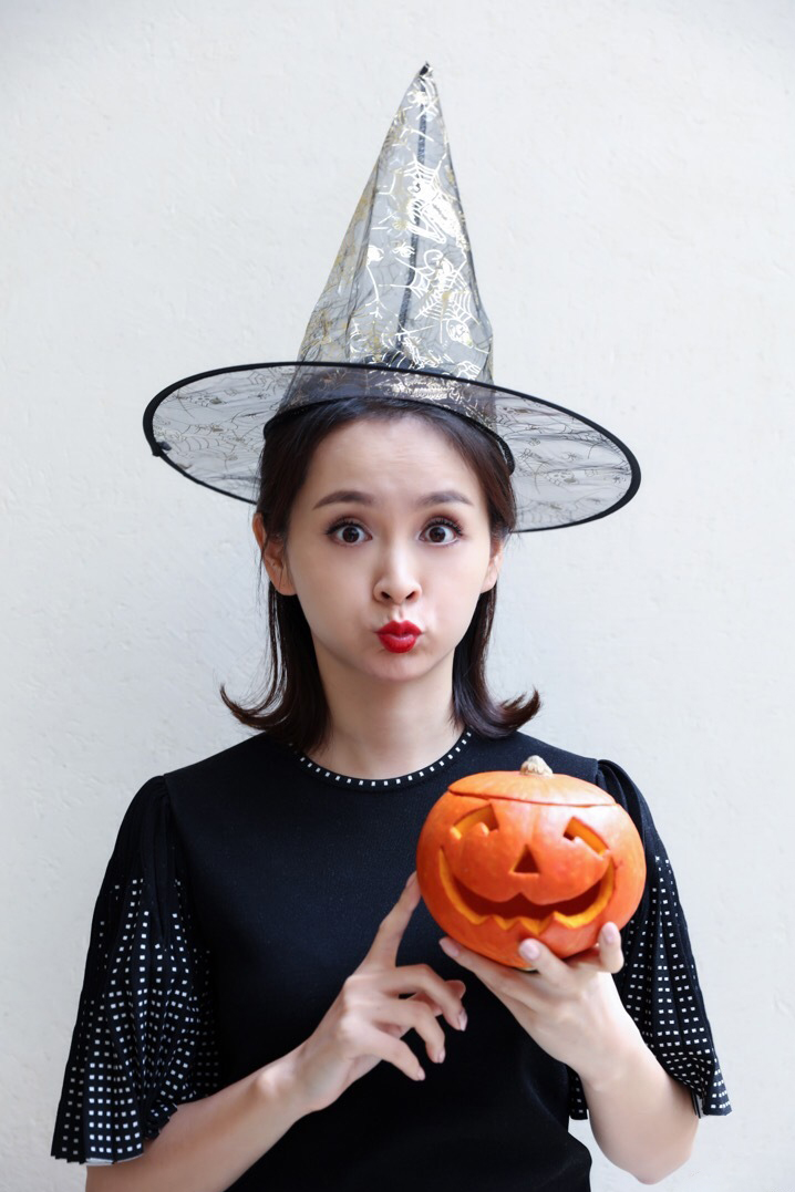 邓莎白裙温婉知性写真图片  邓莎图片图片