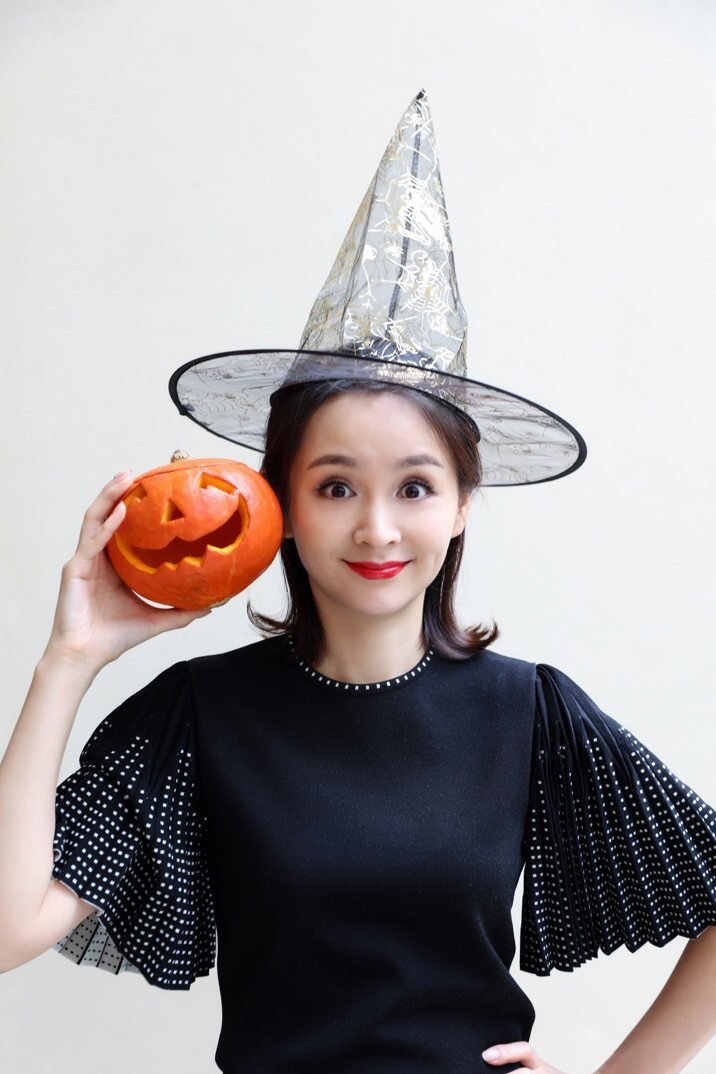 邓莎白裙温婉知性写真图片  邓莎图片图片