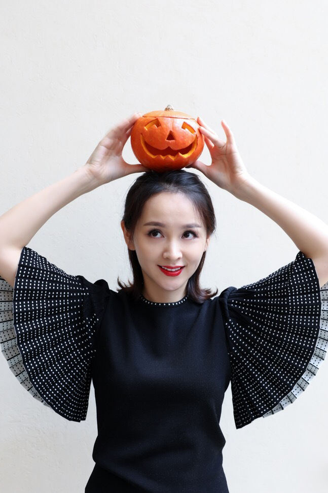 邓莎白裙温婉知性写真图片  邓莎图片图片