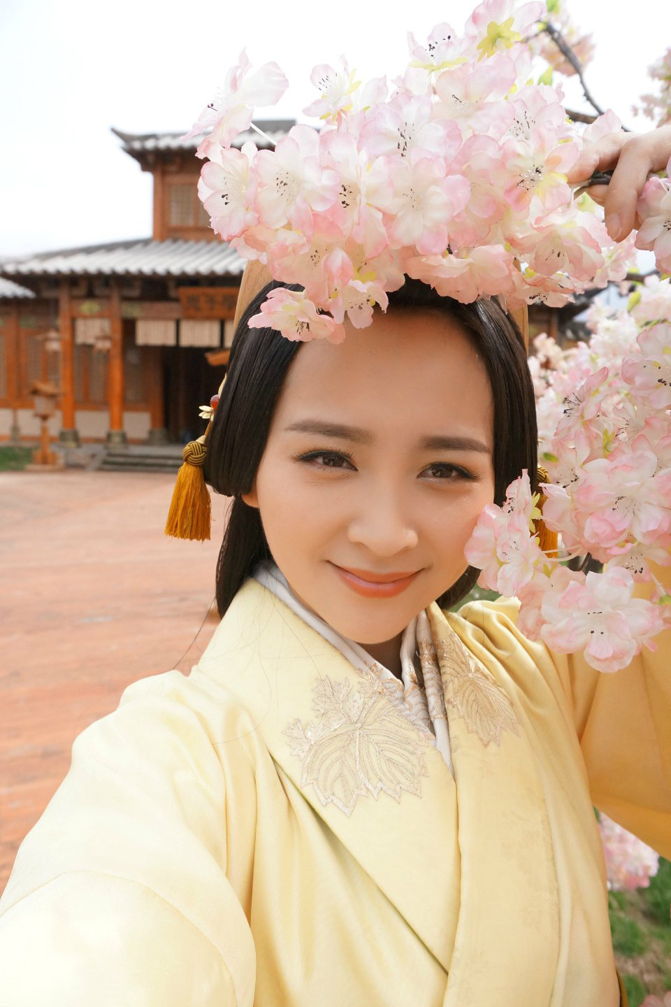 邓莎吊带白裙灵动俏皮写真图片  邓莎图片图片