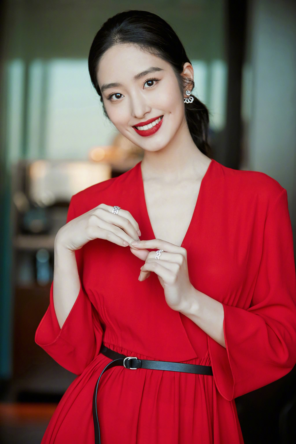 中国内地女演员、歌手、主持人杨采钰深V性感红色长裙写真高清图片图片