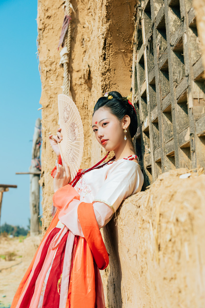 古风汉服美女诱人红唇户外写真图片图片