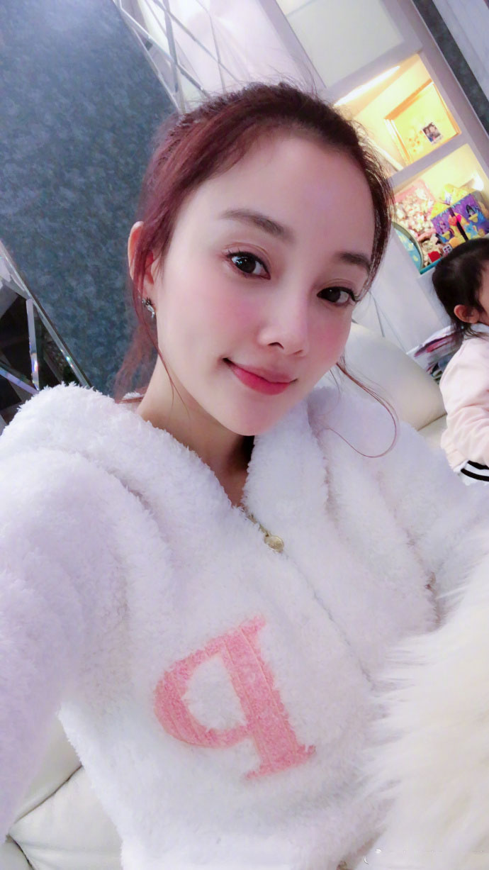 李小璐甜馨母女平安夜居家甜美自拍写真图片