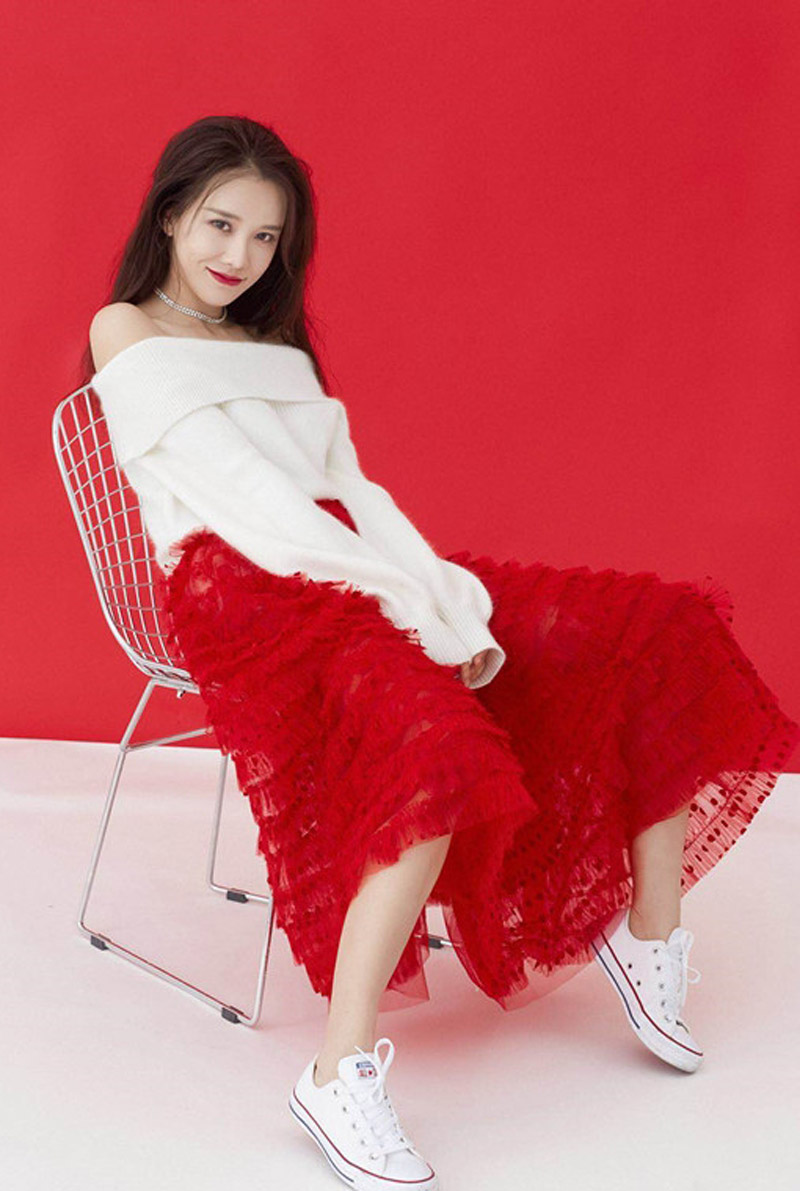 高清北京美女黄一琳一字肩白色毛衣冬日写真图片图片