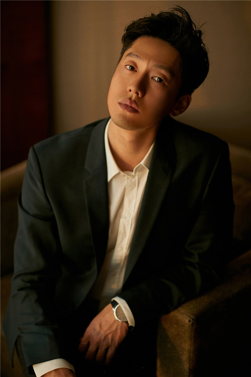 中国内地陕西省西安男演员凌潇肃绅士范西装写真高清图片图片