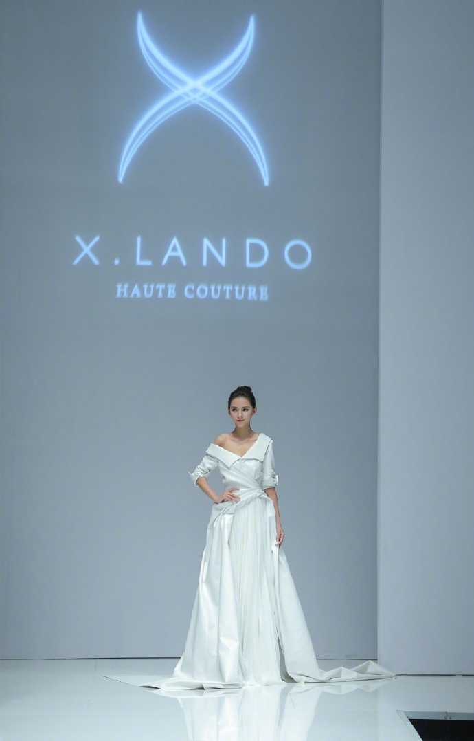中国内地新晋女演员模特张予曦妩媚浴袍微博美照图片图片