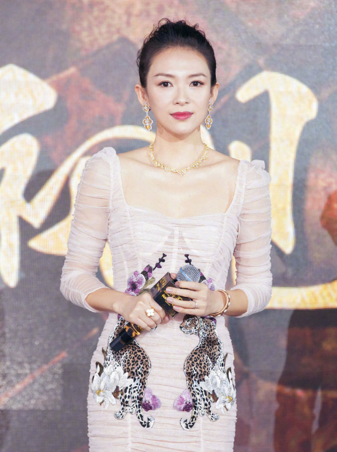 章子怡粉色连衣裙甜美写真图片图片