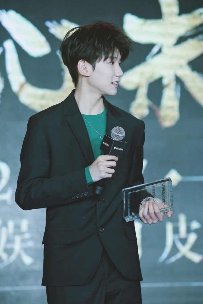 王源帅气黑色西装舞台写真图片图片