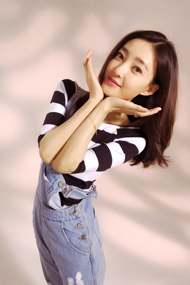 王丽坤风衣皮裙优雅活动写真图片  王丽坤图片图片