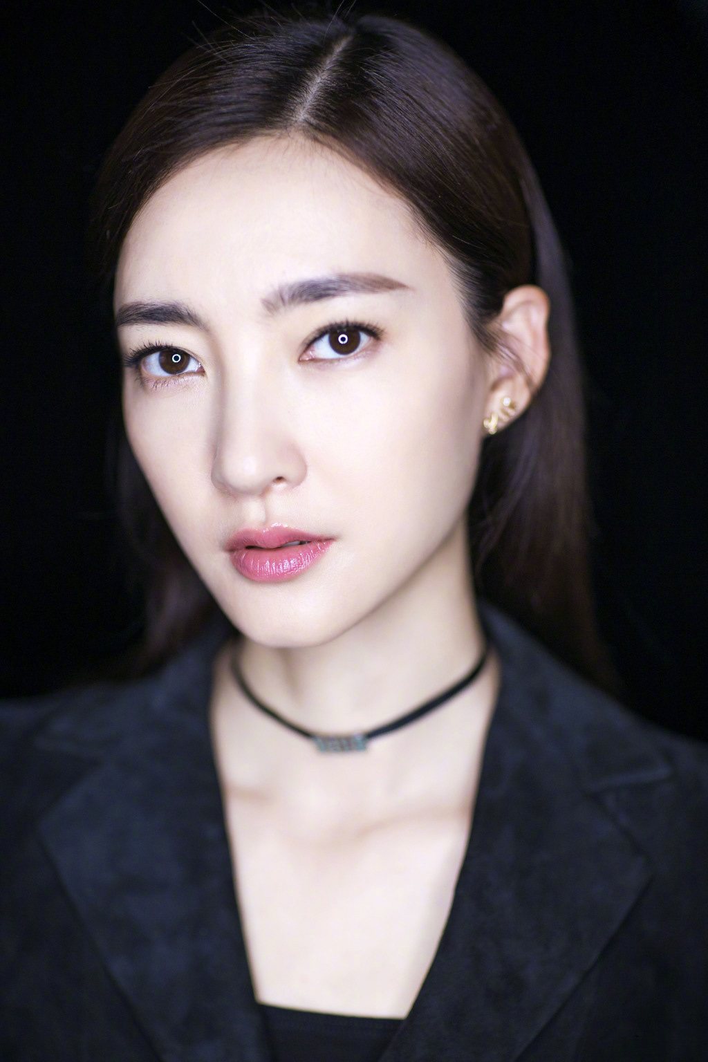 王丽坤风衣皮裙优雅活动写真图片  王丽坤图片图片