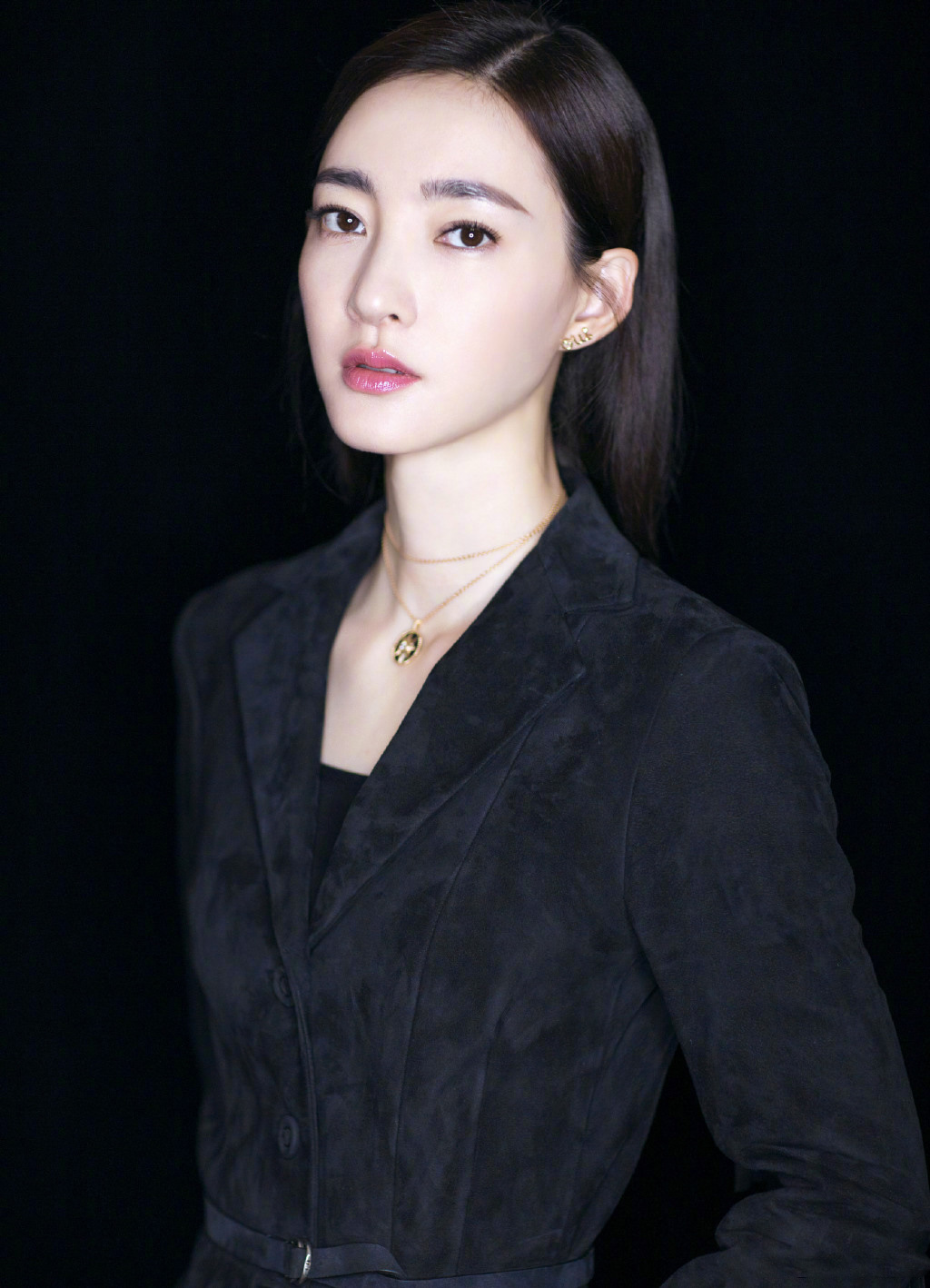 王丽坤风衣皮裙优雅活动写真图片  王丽坤图片图片