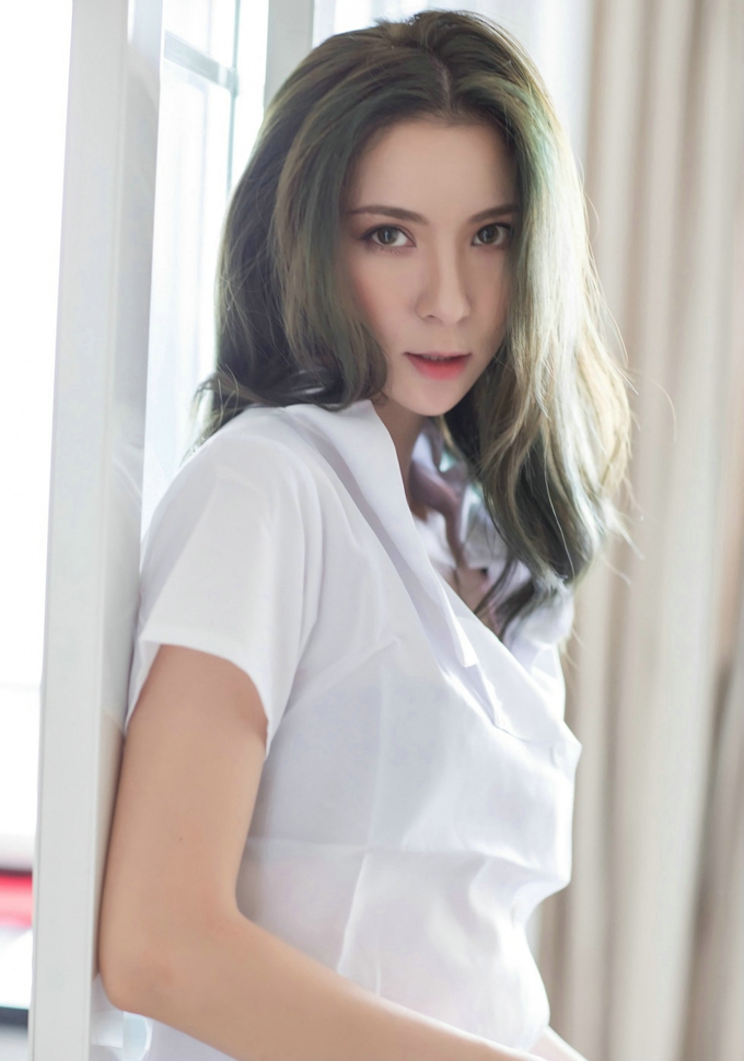 王丽坤现身霍比特人村 素颜女神清新可人图片图片